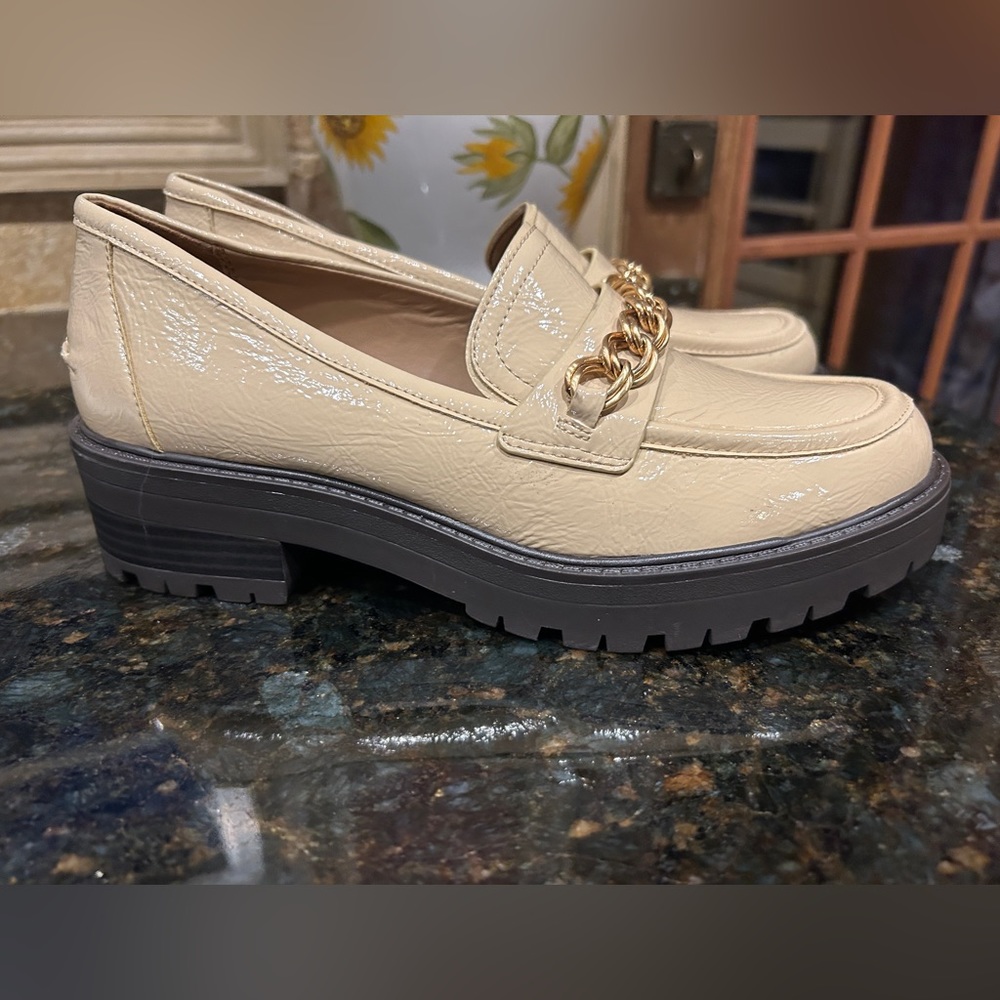 Sam Edelman Taelor chained-lug sole loafers. Cream/tan crinkle leather size 7.5.